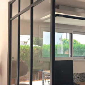 Ajoutez au panier - Profil de finition à clipser sur le coté d‘une verrière en aluminium noir 2100 sablé - 1,198m